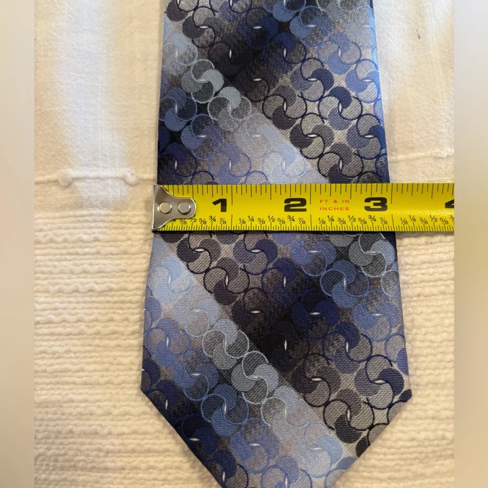 2/$20 Van Heusen Shades of Blue 100% Polyester Men's Necktie - Picture 5 of 6